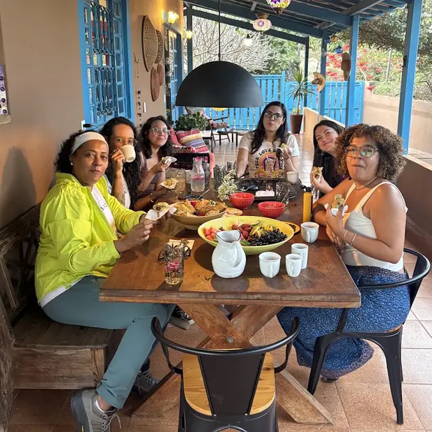 Café da manhã do retiro de yoga servido na varanda, todas à mesa