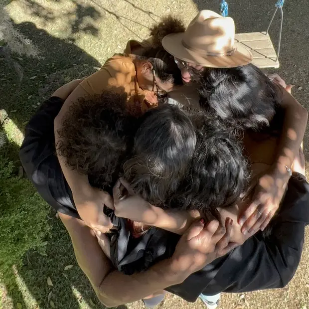Abraço coletivo das participantes do retiro, visto de cima